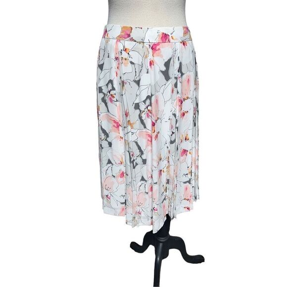 Karl Lagerfeld NWT Floral Pleated Summer Weight Skirt Size 4 - Picture 3 of 4